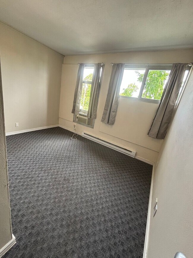 Building Photo - Upgraded 2 Bedroom 2 Bath Close to Downtow...