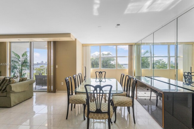 Building Photo - 1420 Brickell Bay Dr