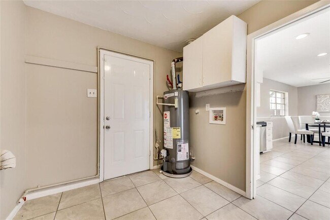 Building Photo - 4221 Fernwood Dr