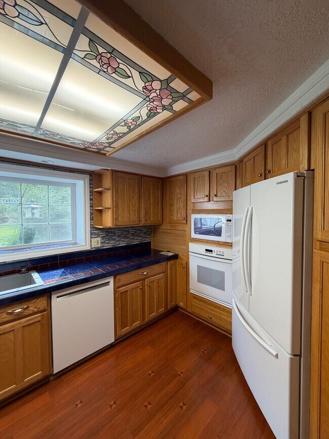 Building Photo - Rare 3-Acre 3BR Home in South Salem – Shops, Workspace & Greenhouses