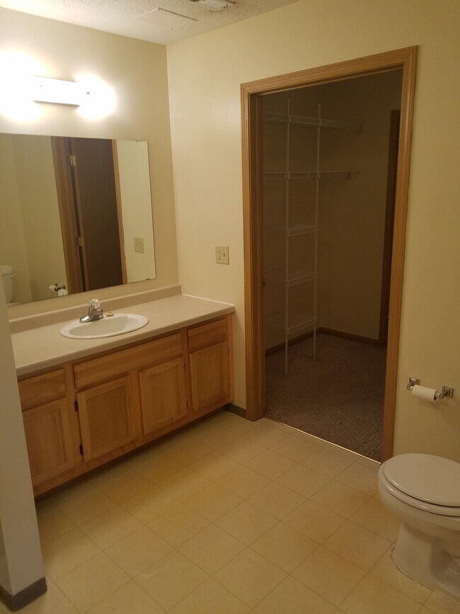 Building Photo - 233 Birch St N