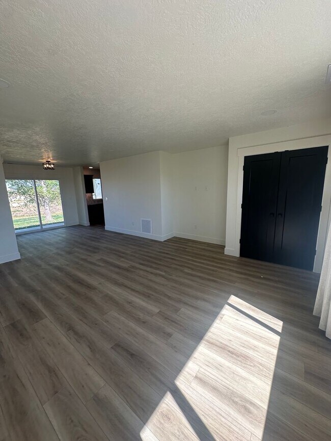 Building Photo - 2 bed, 1 Bath, 1 Car Garage, - Modern Insi...
