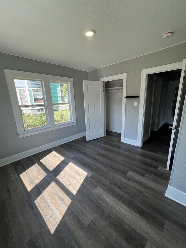 Building Photo - Newly Renovated 2 bedroom / 1 bathroom hou...