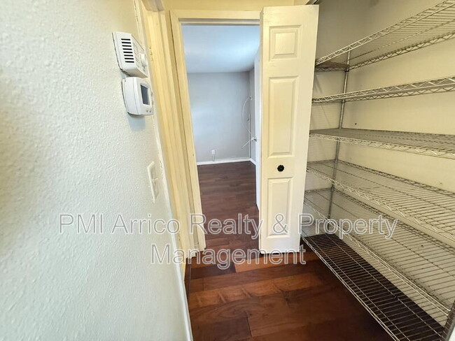 Building Photo - 2202 Clubhouse Dr