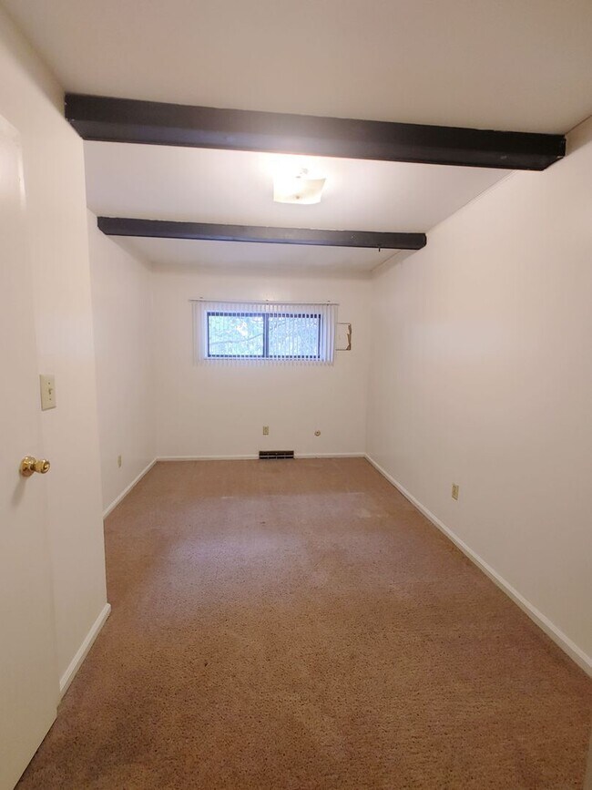 Building Photo - $1,200 - 2 Bed/1 Bath Private area near the Oval