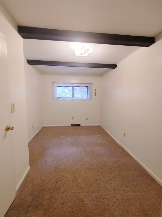Building Photo - 2 Bed/1 Bath Townhouse