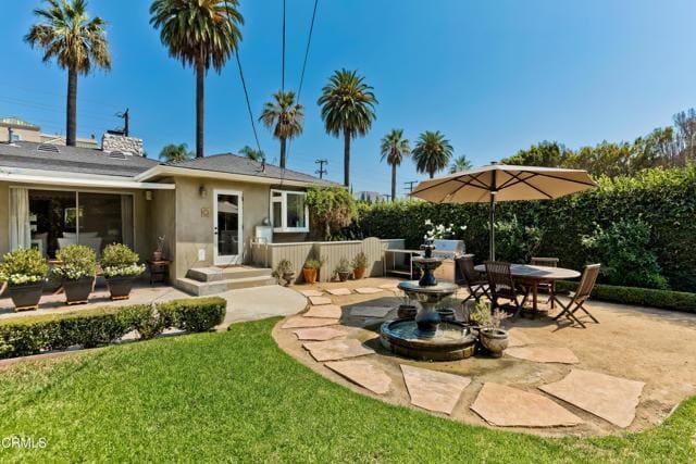 Building Photo - 807 N Doheny Dr