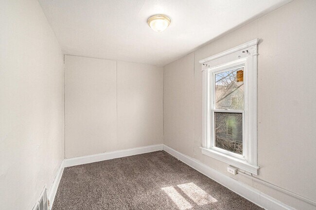 Building Photo - Single-Family Home - 4 Bedroom, 1 Bathroom