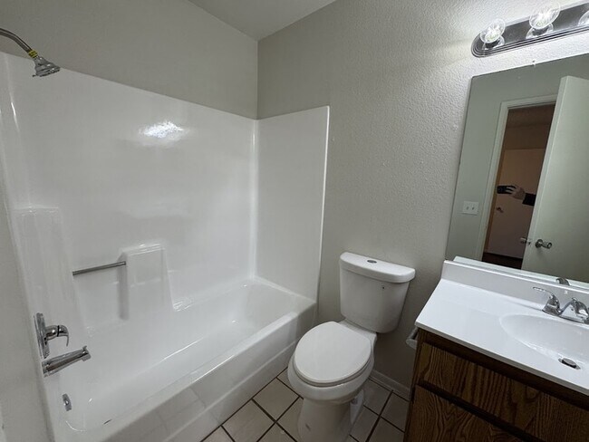 Building Photo - Well Maintained Condo in La Cresenta