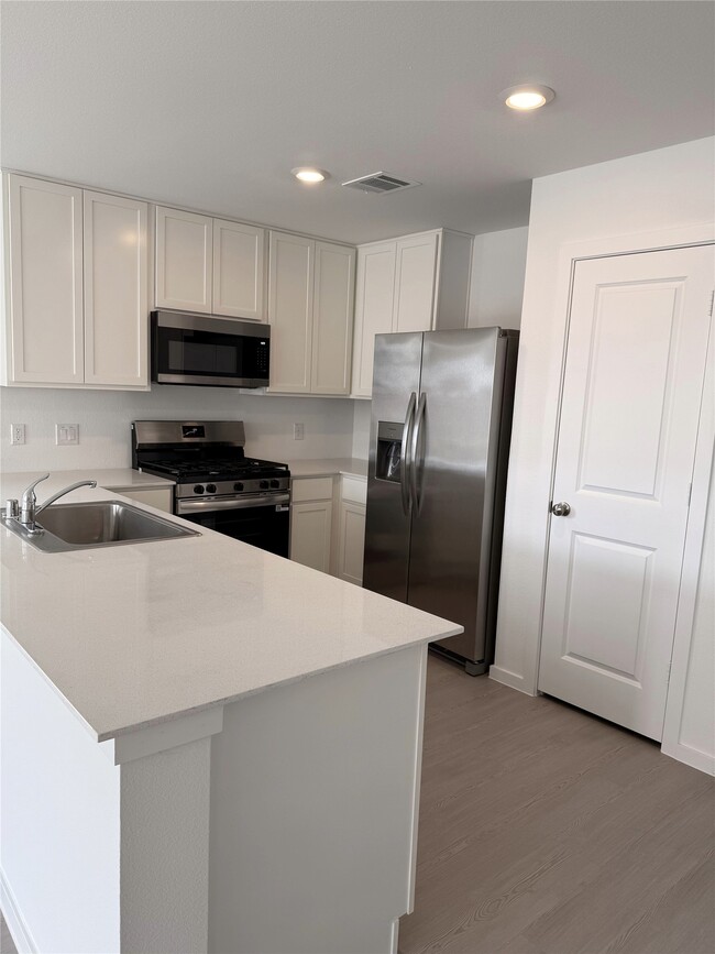 Building Photo - 25670 Roy Rogers Rd