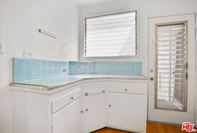 Building Photo - 1323 N Olive Dr