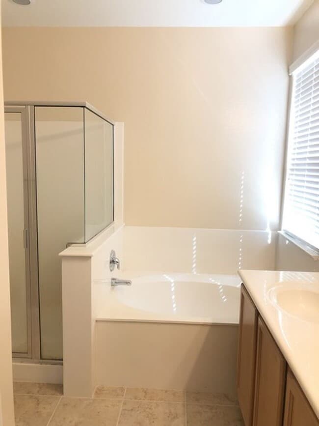 Building Photo - Beautiful 4 Bedroom / 2 Bath, in North Pho...