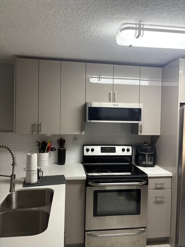 Building Photo - 214 City View Dr