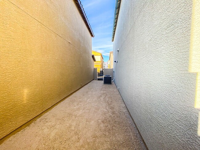 Building Photo - GATED 3 BED 2 BATH 2 CAR GARAGE SINGLE FAM...