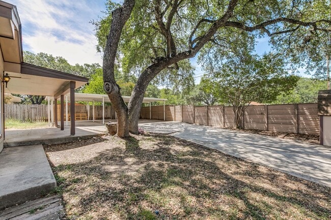Building Photo - SPACIOUS CHARTER OAKS 4-BEDROOM
