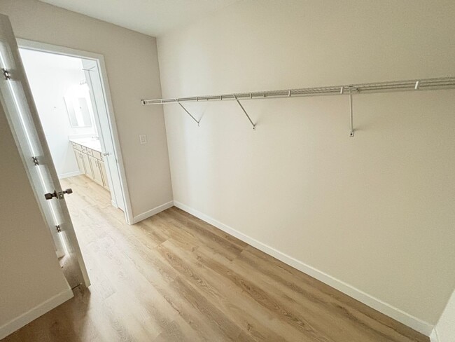 Building Photo - 1729 Ronzard Ave
