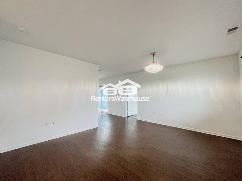 Building Photo - 1713 Dresdon Ln