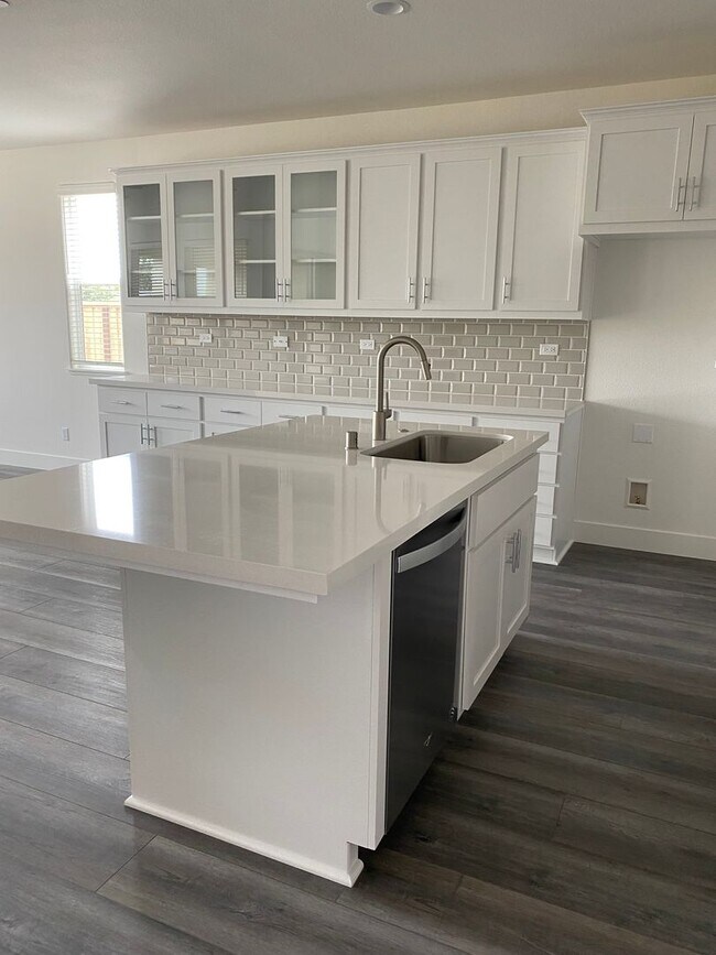 Building Photo - 3 Bed + Bonus Room/2.5 Bath - Solar – Near SSU