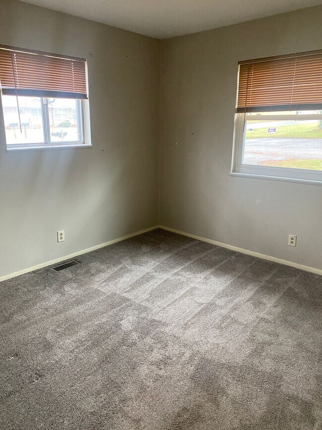 Building Photo - 104 N Brookwood Way