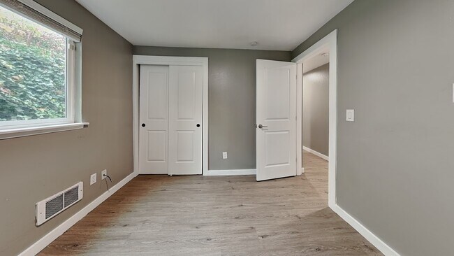 Building Photo - 1105 S Woodlawn St