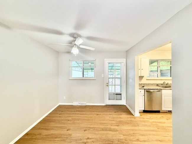 Building Photo - 387 S Queen Cir