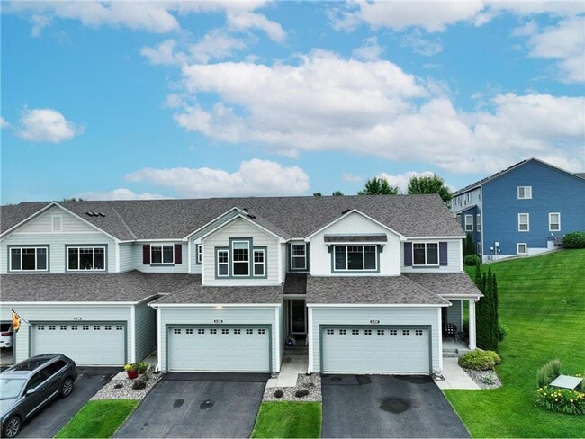 Building Photo - Rare 3 bed 4 bath updated almost 2300 sf townhouse in Woodbury!