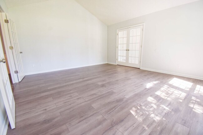 Building Photo - 3 Bedroom 2.5 Bathroom with a Bonus: Small...