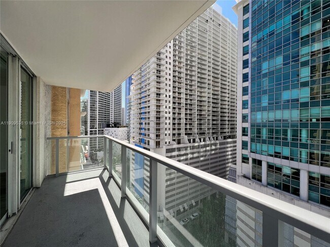 Building Photo - 1155 Brickell Bay Dr