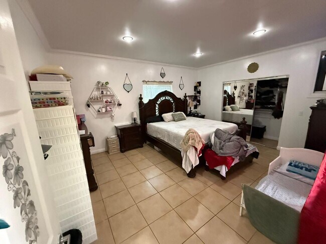 Building Photo - 4 bed 3 bath plus 2 Extra Bonus Rooms with full bathroom in the back yard