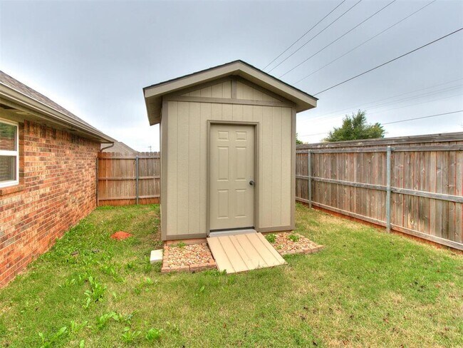 Building Photo - 1001 N Barn Hill Way