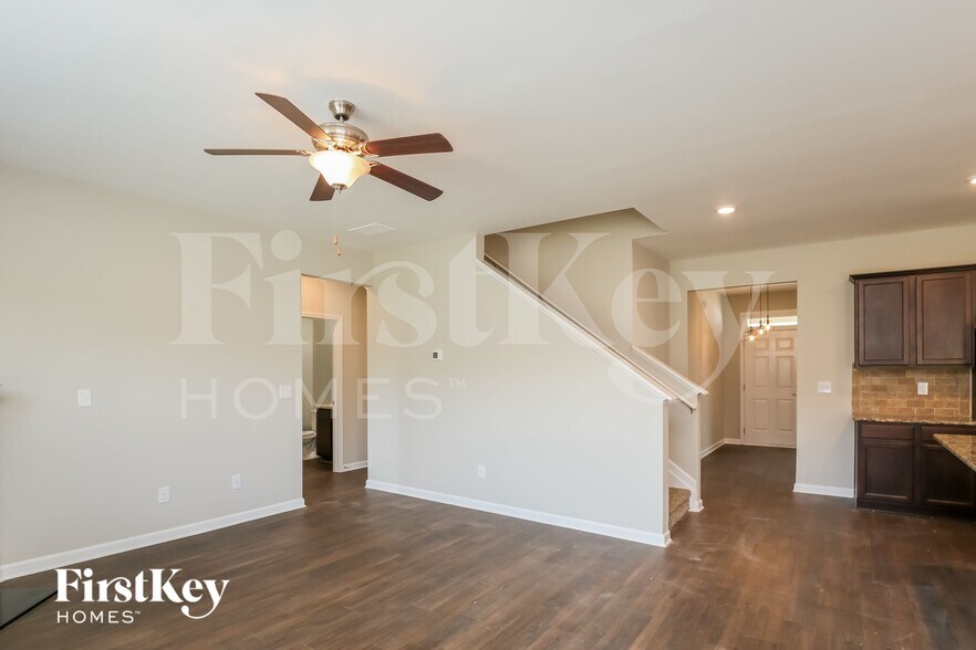 Building Photo - 2102 Massey Ln