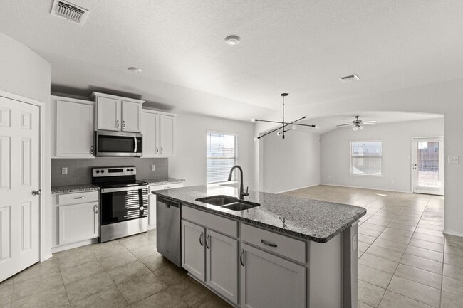 Building Photo - Beautiful 4bed/2 bath