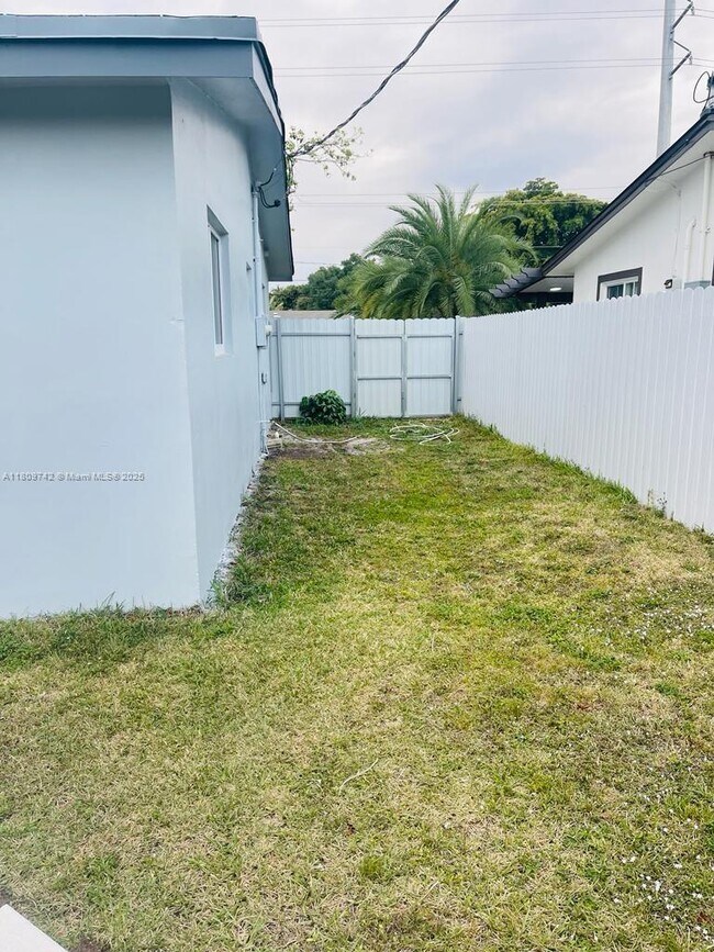 Building Photo - 3409 SW 64th Ave