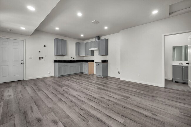 Building Photo - 5842-5840 Denver Ave