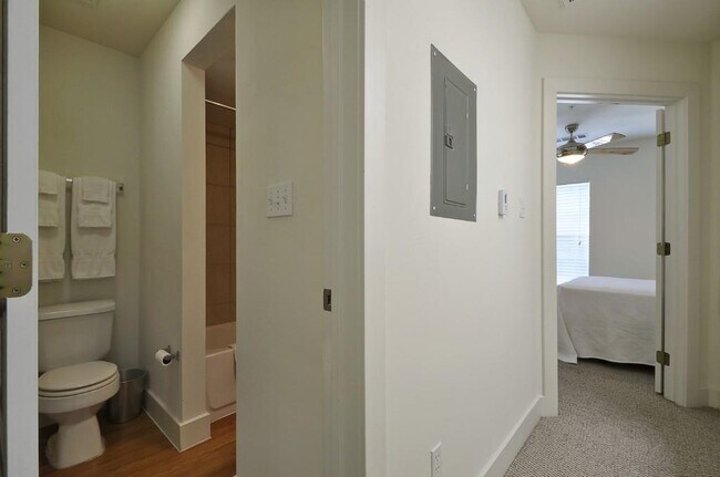 Building Photo - 711 W 32nd St