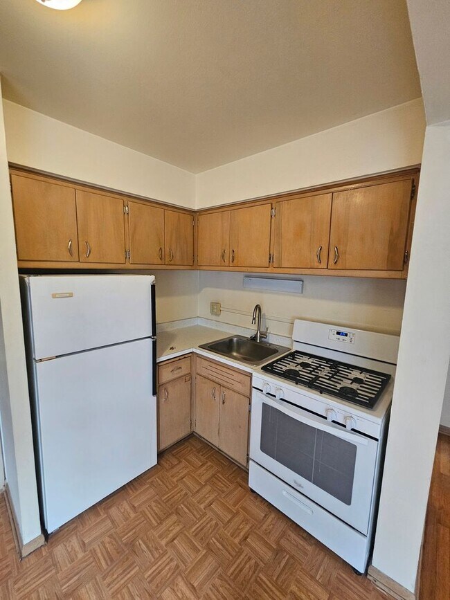 Interior Photo - 1851 N Oakland Ave (18 Unit)