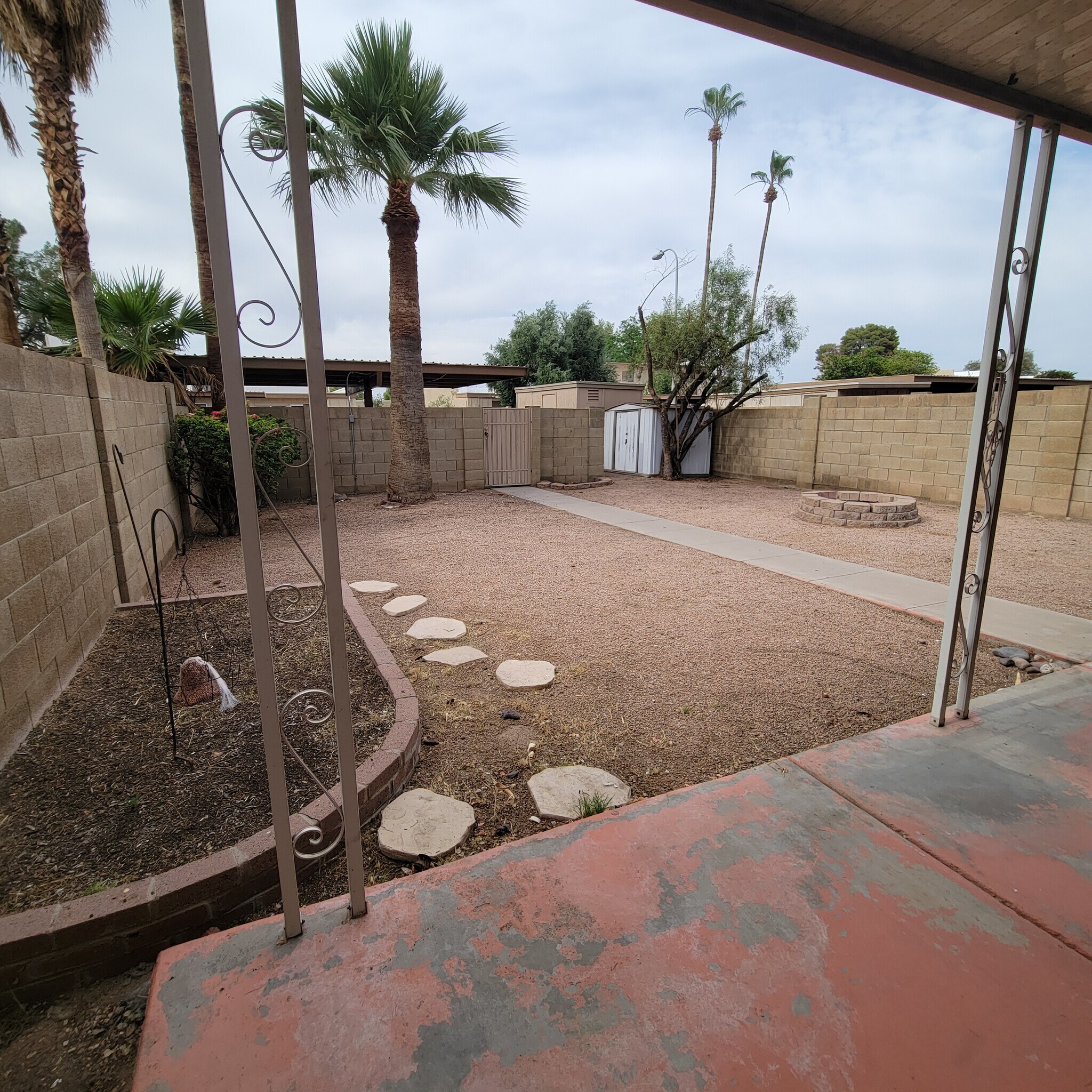 Building Photo - 2150 E Ellis Dr