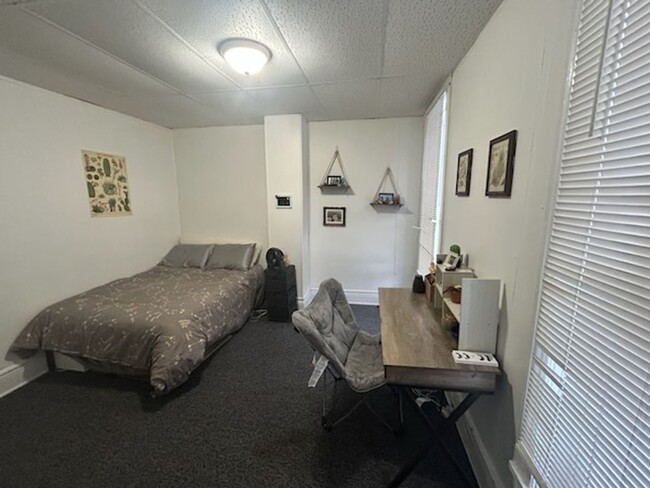 Building Photo - 1513 E Superior St