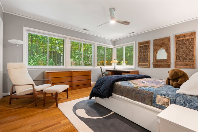 Building Photo - Prestine mid-century modern ranch minutes from Southpoint!- Application Pending