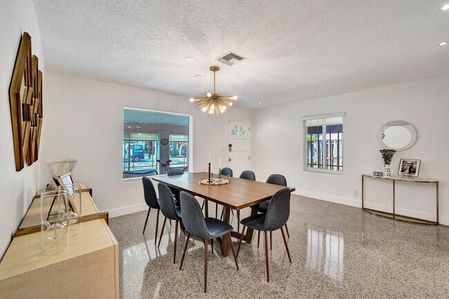 Building Photo - 929 SW 18th Ct