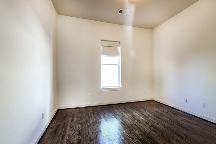 Building Photo - 2207 Hilshire Glen Ct