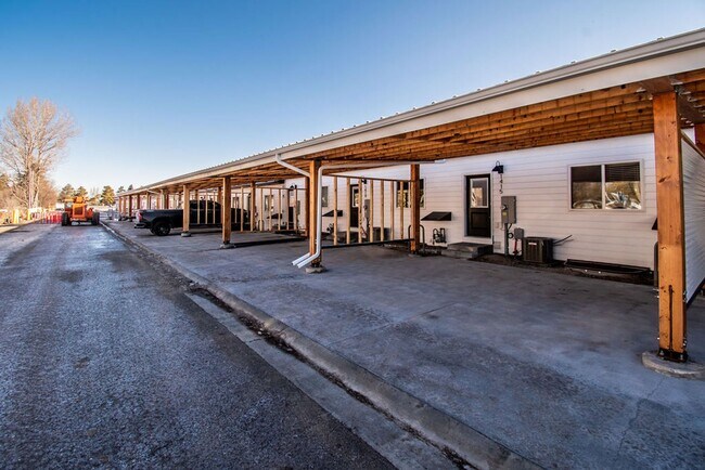 Building Photo - Fully Furnished Townhome – Utilities & WiF...