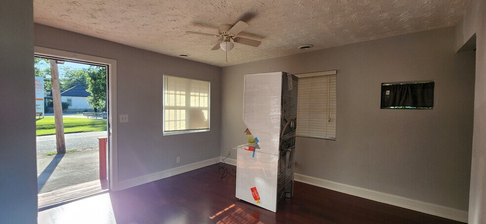 Building Photo - Room in Apartment on 8th St