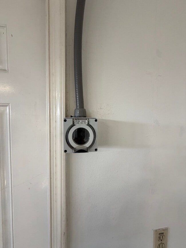 Building Photo - Spacious Modern Home with EV Charger, Solar & Gated 3-Car Garage