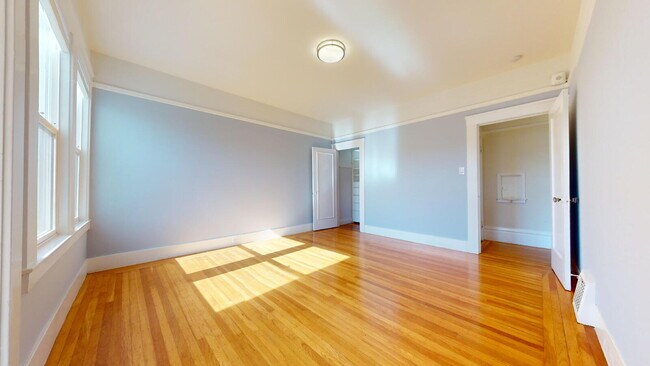 Building Photo - SPACIOUS  2BR + 1 BA WITH BONUS SUNROOM AND IN- UNIT LAUNDRY IN THE RICHMOND.