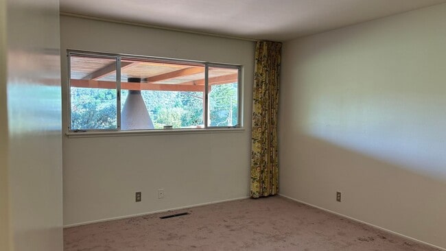 Building Photo - Spacious 3 bed/2 bath home in San Leandro