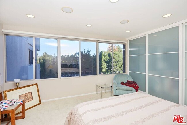 Building Photo - 865 Comstock Ave