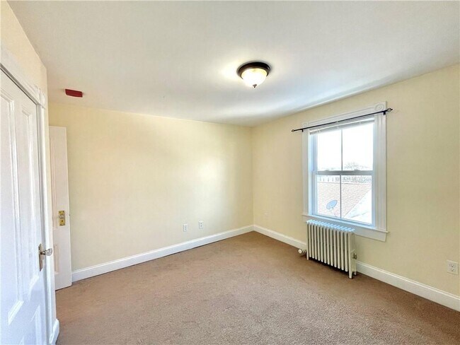 Building Photo - 14 Dresser St