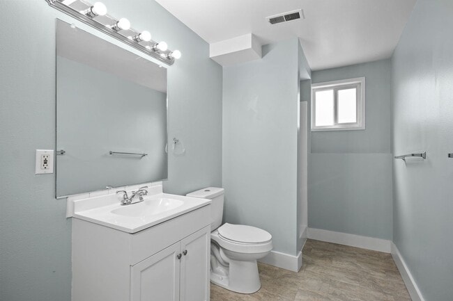 Building Photo - 4 Bedroom Northeast Spokane Home - Availab...