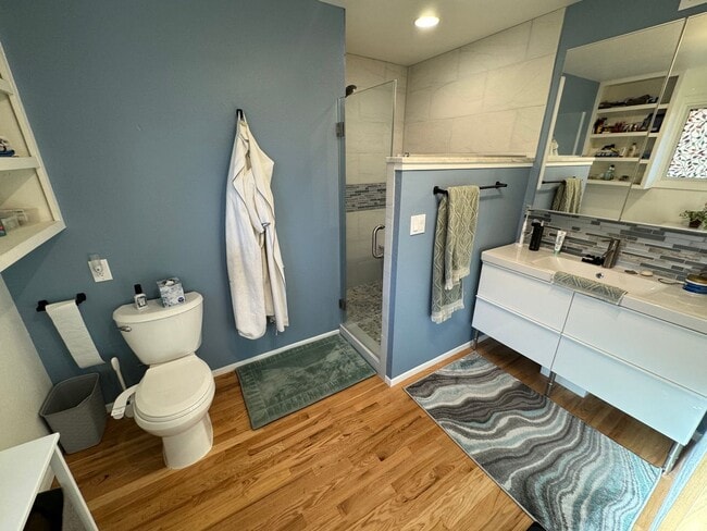 Building Photo - Private Lakewood Home